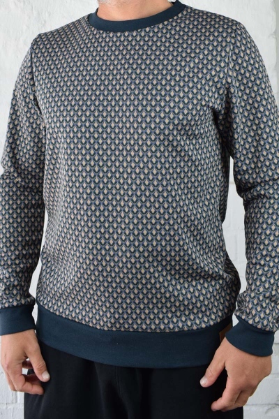 Pullover "Ewan" Herren Art Deco Muster Blau-Grün seitlich von vorne