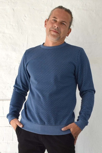 Pullover "Ewan" Herren in Blau mit grafischem Muster Ansicht seitlich von vorne