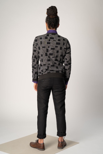 Pullover "Ewan" für Herren in Grau mit schwarzen Quadraten von hinten