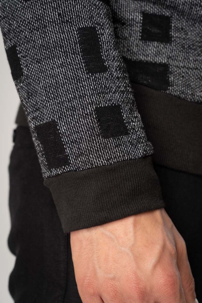 Pullover "Ewan" für Herren in Grau mit schwarzen Quadraten Nahaufnahme von Armbündchen