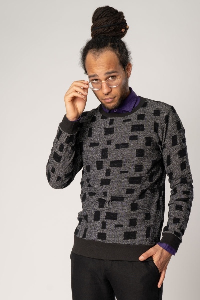 Pullover "Ewan" für Herren in Grau mit schwarzen Quadraten seitlich von vorne