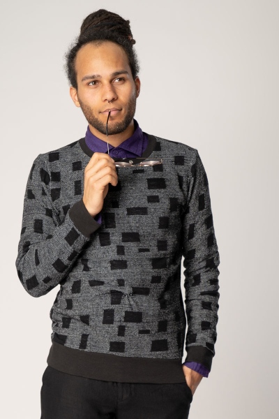 Pullover "Ewan" für Herren in Grau mit schwarzen Quadraten von vorne Nahaufnahme