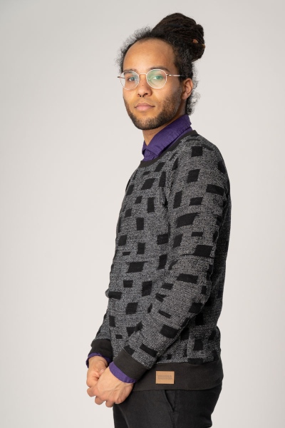 Pullover "Ewan" für Herren in Grau mit schwarzen Quadraten von linker Seite