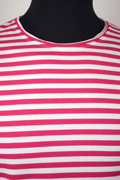 T-Shirt für Herren aus Viskose in Pink-Weiß gestreift Detailansicht Rundhalsausschnitt