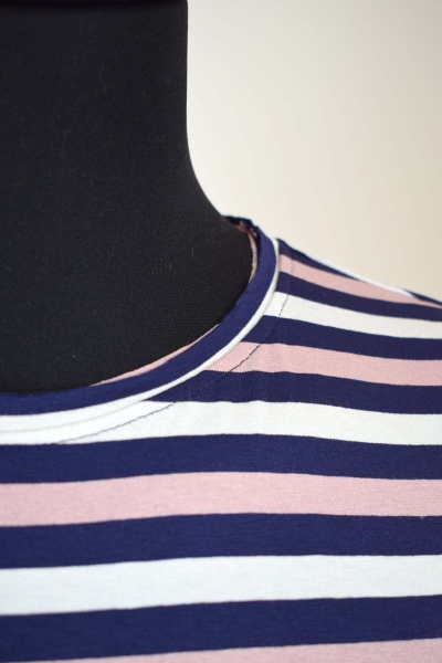 Viskose T-Shirt für Herren in Rosa-Blau-Weiss gestreift Detailansicht Rundhalsausschnitt
