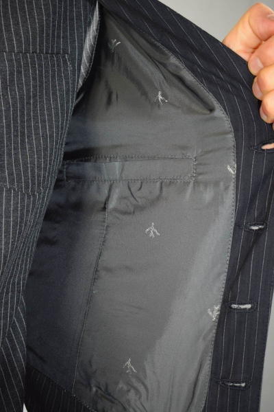 Anzugweste "Kurt" in Schwarz mit Nadelstreifen für Herren Nahaufnahme Innenfutter in Grau
