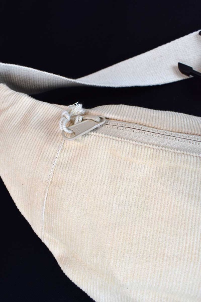 Mela Gürteltasche Cord Beige Detailansicht Reißverschluss hinten