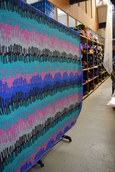 Picknick Decke 150x220 cm - Pink-Türkis-Blau grafisches Muster seiltiche Ansicht