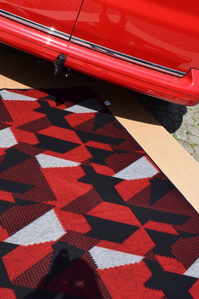 Picknick Decke "Lennard" in Rot-Schwarz-Grau geometrisches Muster - 150x220 cm Ansicht seitlich von vorne