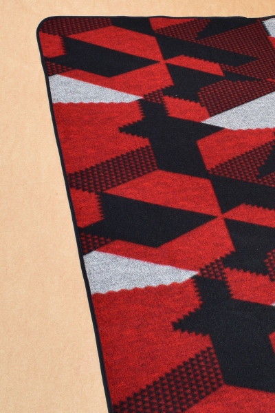 Picknick Decke "Lennard" in Rot-Schwarz-Grau geometrisches Muster - 150x220 cm Detailansicht